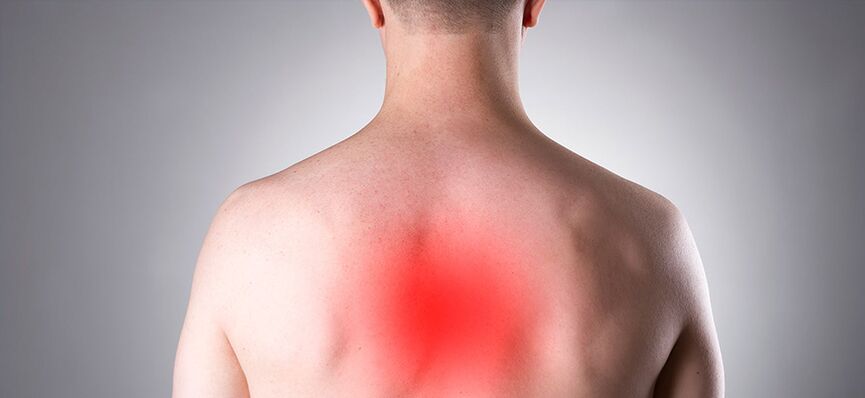Dhimbja është simptoma kryesore e osteokondrozës së gjoksit