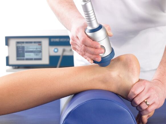 Fizioterapia mund të ndihmojë në lehtësimin e dhimbjeve në nyjet e këmbëve pas një dëmtimi.